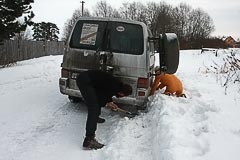 Акс и Маша выкапывают застрявший автобус Акс и Маша выкапывают застрявший автобус