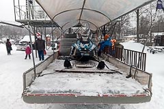 Диван и снегоход погружены Диван и снегоход погружены