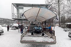 Диван и снегоход погружены Диван и снегоход погружены