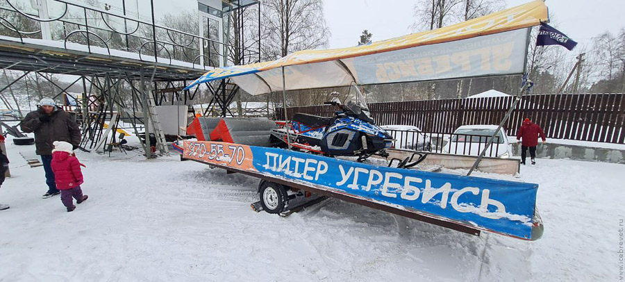 Погрузка дивана и снегохода на прицеп Погрузка дивана и снегохода на прицеп